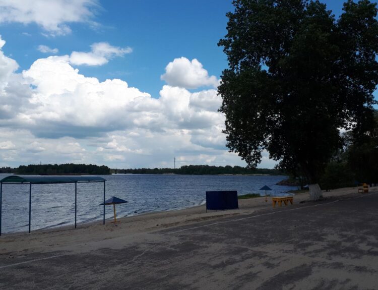 Купання на пляжах Кам'янського небезпечне для здоров'я: у воді виявили фекальне забруднення