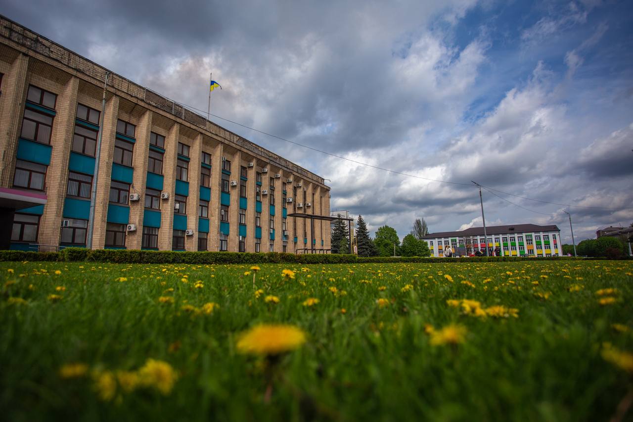 У Камʼянському провели 73-тю сесію міської ради: вирішувались 90 питань